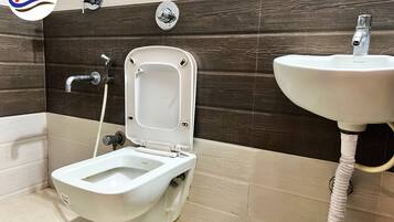 Ducha, artículos de higiene personal gratuitos, toallas y jabón