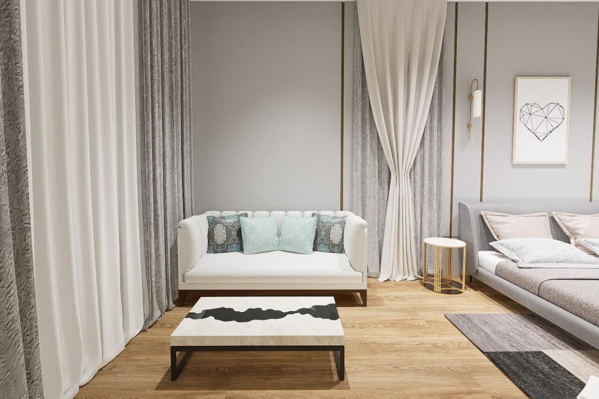 Un salon moderne avec un canapé, une table basse, une table d’appoint et un tableau encadré au mur.