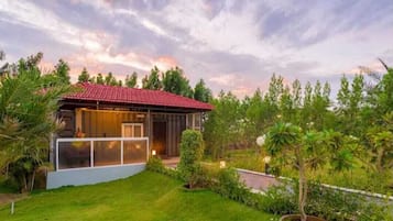 Deluxe Cottage | Premium bedding, memory-foam beds, individually furnished, desk