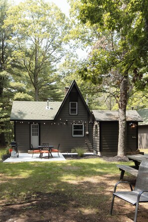 Outdoor dining - Baldwin Bliss: A Cozy + Chic A-Frame Near Big Star Lake (Baldwin)