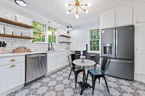 Fridge, microwave, oven, stovetop - Cottage for 12, Close to Ark, Private Parking, 4BR (Williamstown)