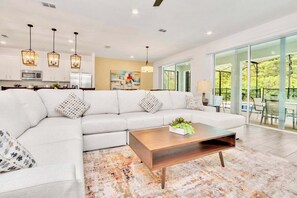 Una televisión, un futbolín