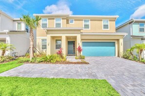 Exterior - Upstay: 9BR Disney Retreat w Pool, BBQ & Hot Tub (Kissimmee)