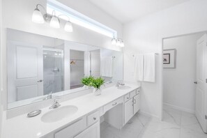 Badewanne, Haartrockner, Handtücher