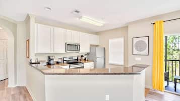 Geladeira, micro-ondas, fogão, cooktop