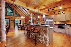 Fridge, microwave, oven, stovetop - Mountaintown Creek Lodge - Ellijay GA (Ellijay)