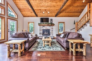 Smart-TV, Kamin, Tischfußball, Bücher