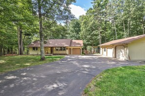 Exterior - Stunning private home surrounded by wildlife minutes from downtown Minocqua ! (Minocqua)
