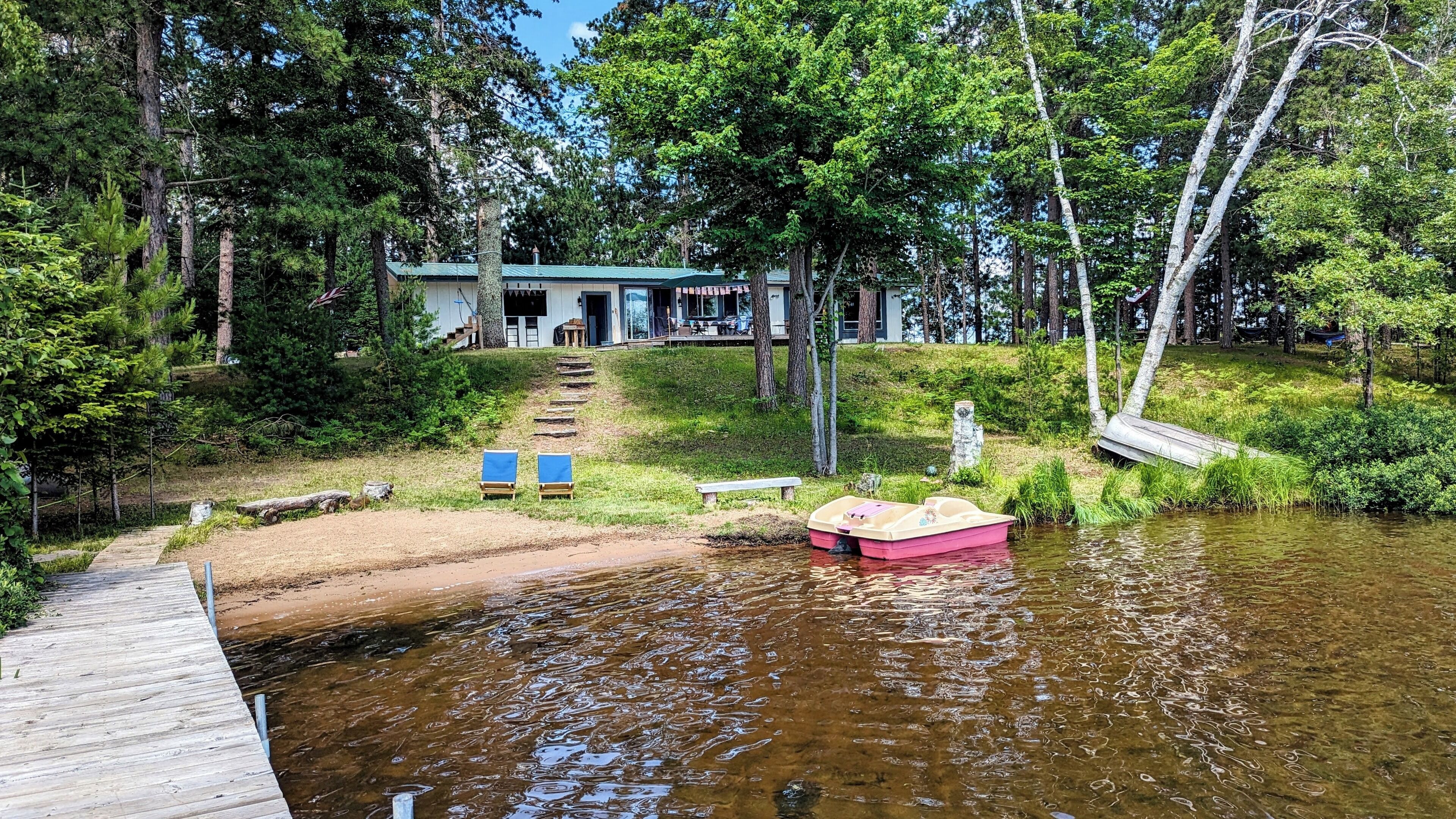 Peaceful & private 4-season family cabin on the beautiful Bony Lake sandbar!