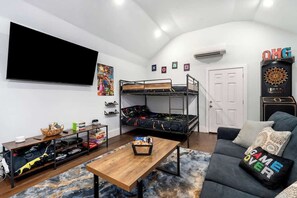 TV connectée, jeux vidéo, baby-foot, livres