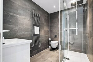Executive Apartment | Bathroom | Towels - 2 Bedroom Service Apt in Artillery Lane (London)