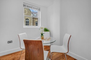 Executive appartement | Dineren in de kamer