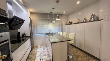 Een koelkast, een magnetron, een oven, een kookplaat