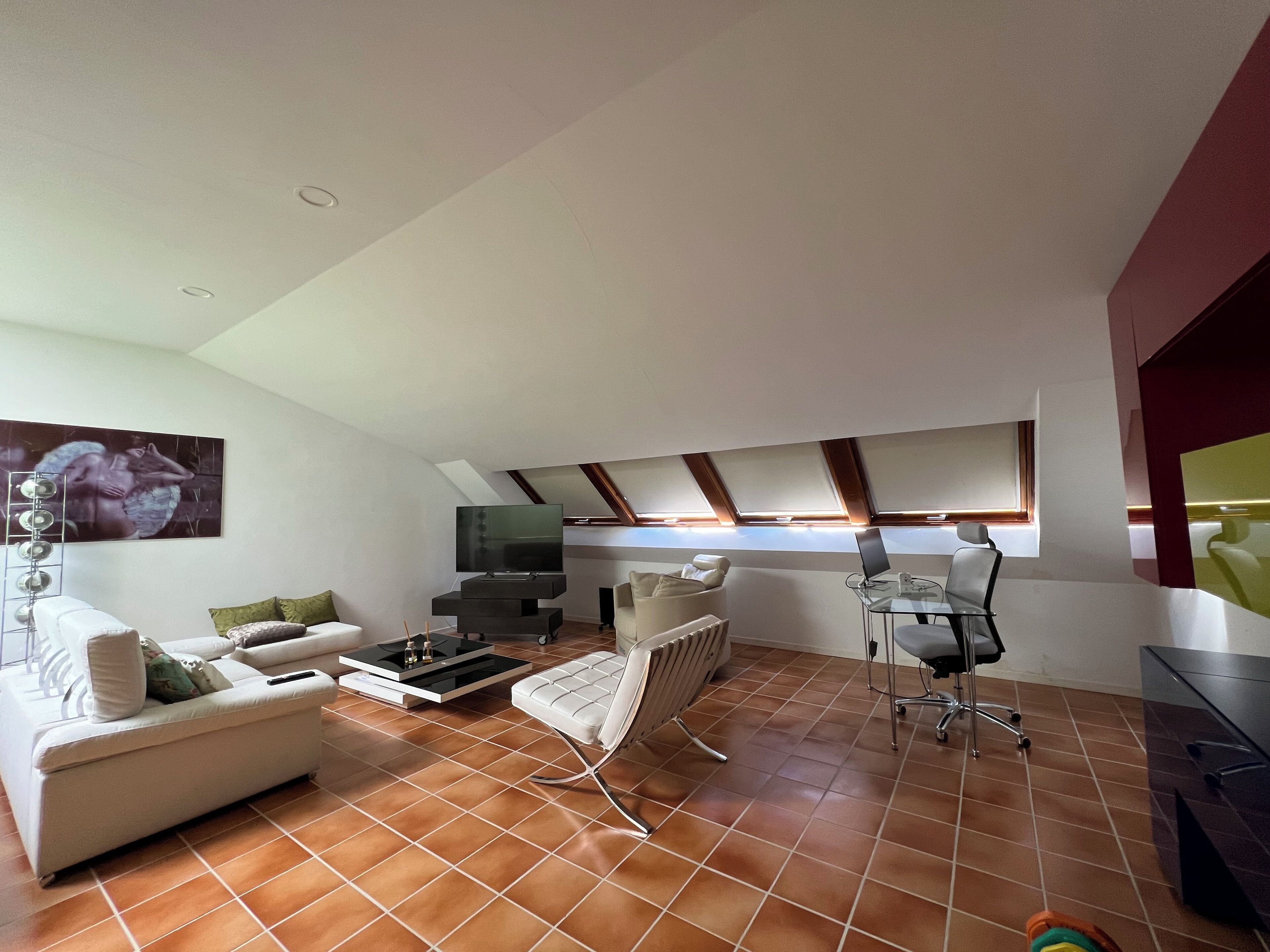 Een open haard en een computerscherm