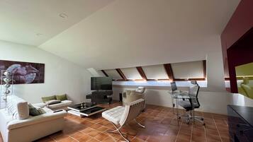 Een open haard en een computerscherm