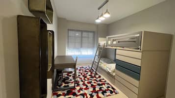 4 slaapkamers, een bureau, een strijkplank/strijkijzer, gratis wifi