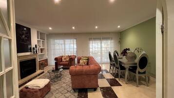 Een open haard en een computerscherm