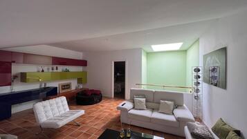 Een open haard en een computerscherm