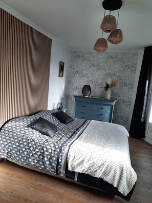 3 habitaciones, tabla de planchar con plancha y cuna de viaje 
