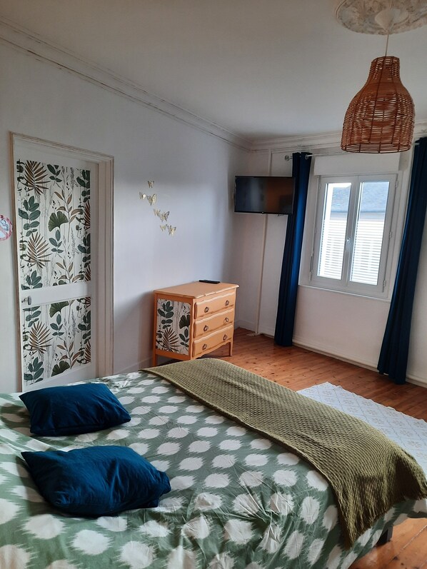 3 bedrooms, iron/ironing board, travel cot, free WiFi