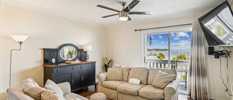 Condo, 2 habitaciones | Área de sala de estar