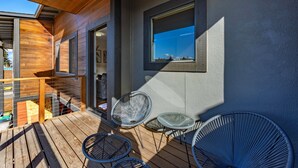 A wooden deck with outdoor seating and a view of the sky. - Hull Street Loft 2 Bedroom Townhouse by RedAwning (Hood River)