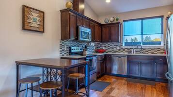 House, 2 Bedrooms | Private kitchen