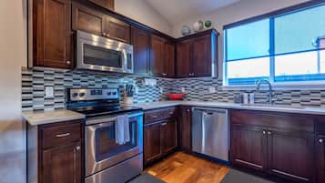 House, 2 Bedrooms | Private kitchen