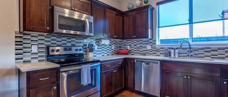 House, 2 Bedrooms | Private kitchen