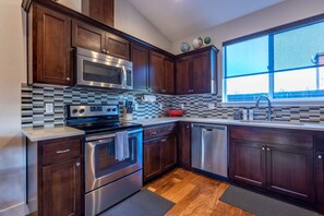 House, 2 Bedrooms | Private kitchen - Hull Street Loft 2 Bedroom Townhouse by RedAwning (Hood River)