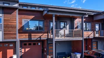 House, 2 Bedrooms | Exterior