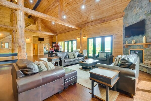 Chalet rustique, 4 chambres | Aire de séjour | Téléviseur connecté