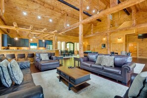 Chalet rustique, 4 chambres | Aire de séjour | Téléviseur connecté