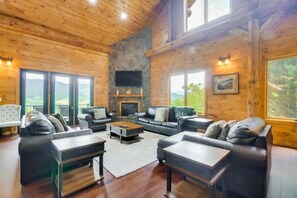 Cabin, 4 Bedrooms | Living area | Smart TV