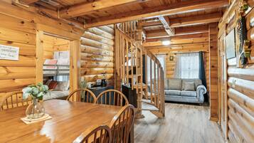 Cabin, 3 Bedrooms | Dining