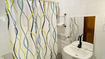 Executive Triple Room | Bathroom | Combined shower/tub, spring water tub, rainfall showerhead