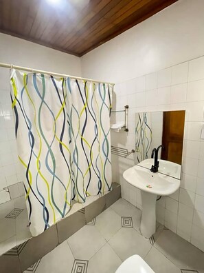 Executive-Dreibettzimmer | Badezimmer | Duschwanne, Quellwasserbad, Regendusche, kostenlose Toilettenartikel