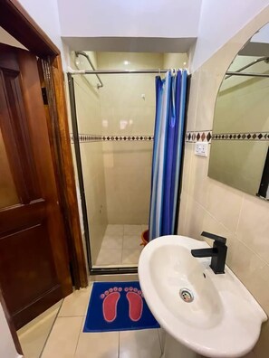 Economy-Doppelzimmer zur Einzelnutzung | Badezimmer | Duschwanne, Quellwasserbad, Regendusche, kostenlose Toilettenartikel