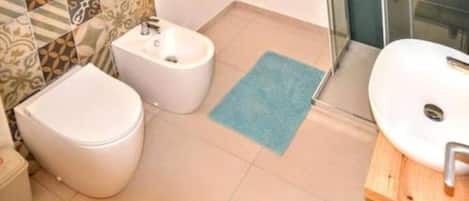 Dusche, Haartrockner, Bidet, Handtücher