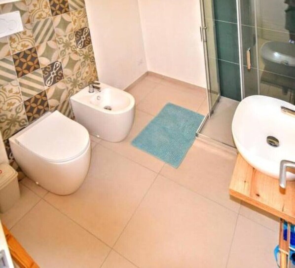 Dusche, Haartrockner, Bidet, Handtücher