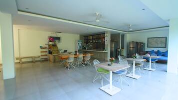 Geladeira grande, micro-ondas, cooktop, lava-louças