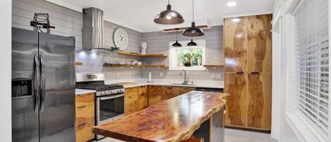 冷蔵庫、電子レンジ、オーブン、コンロ