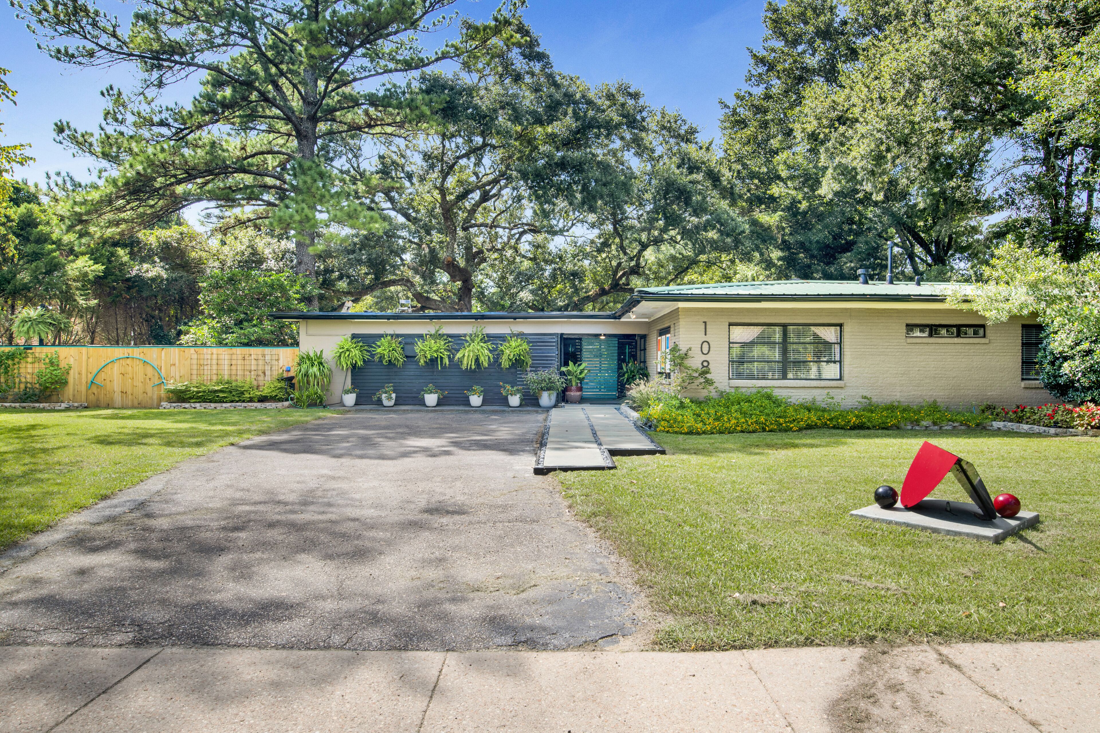 MidtownMidCenturyModern, FREE golfcart, NEXT to bay and hospital, 4bds, 2baths