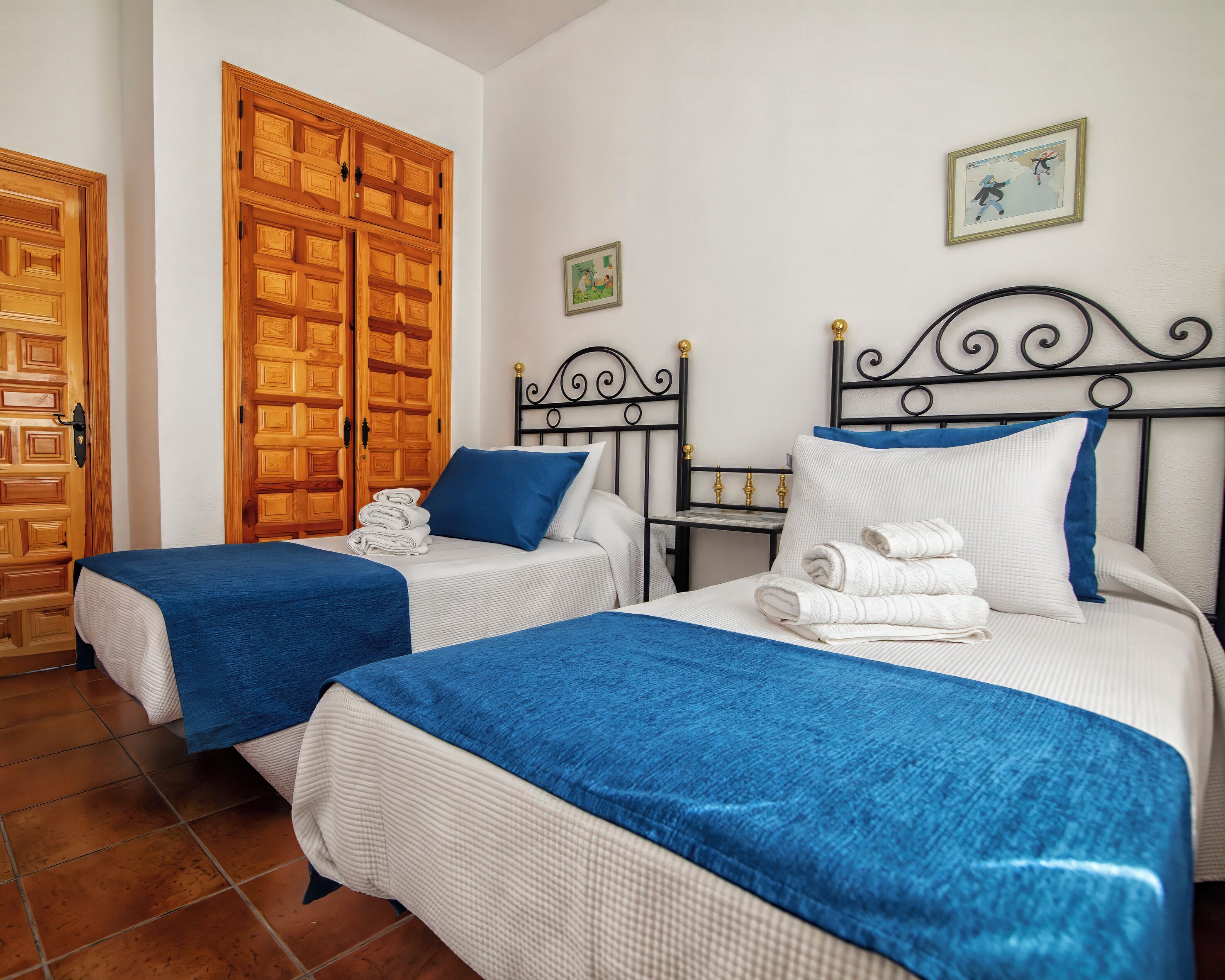 4 slaapkamers, een bureau, een strijkplank/strijkijzer, beddengoed