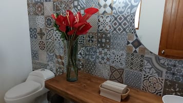 Een haardroger, handdoeken