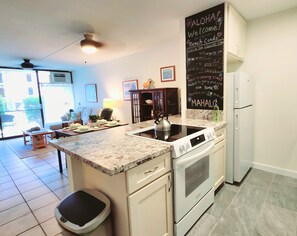 Kylskåp, mikrovågsugn, ugn och spishäll