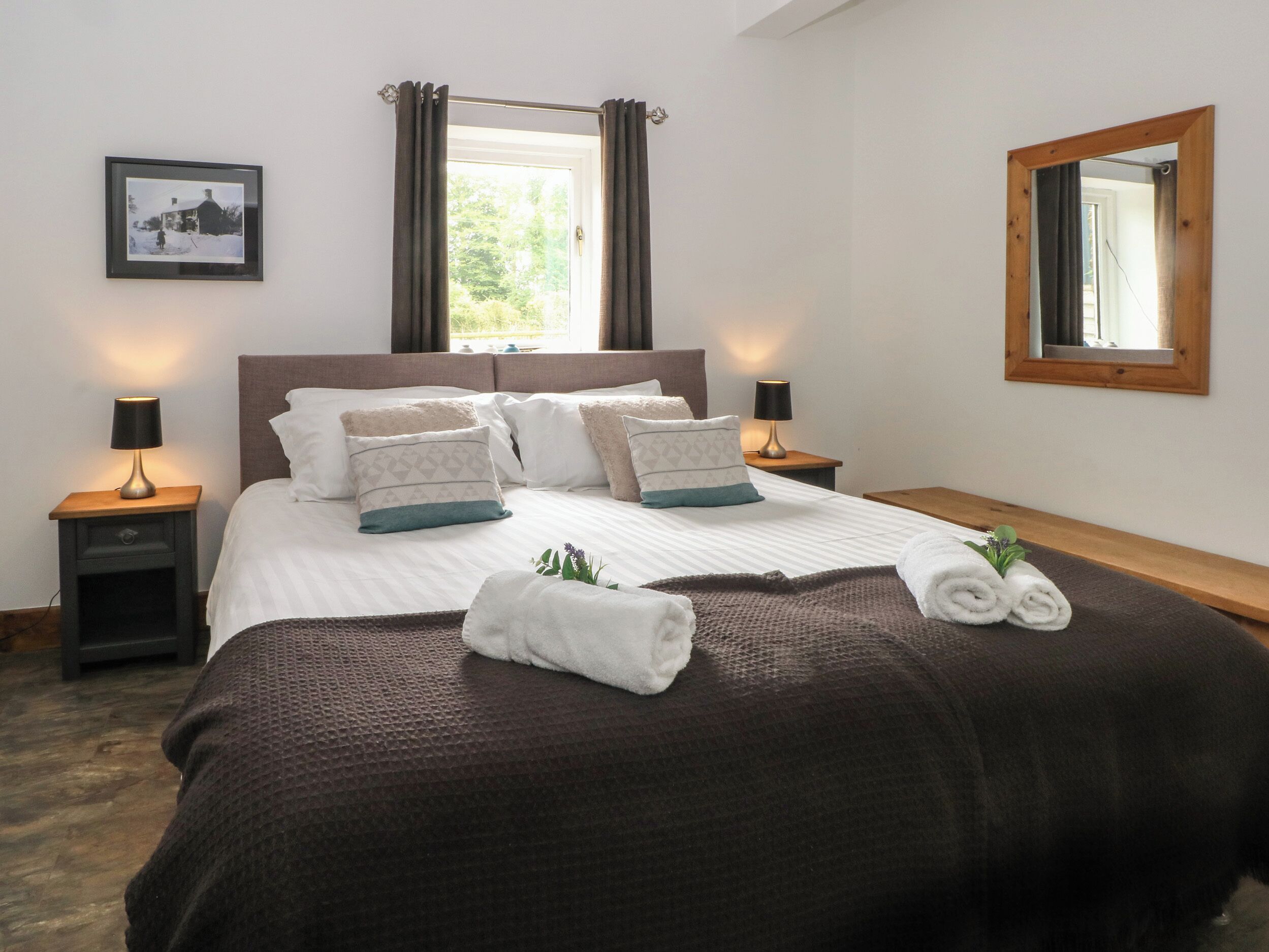 FOGGS BARN, family friendly, character holiday cottage in Leek