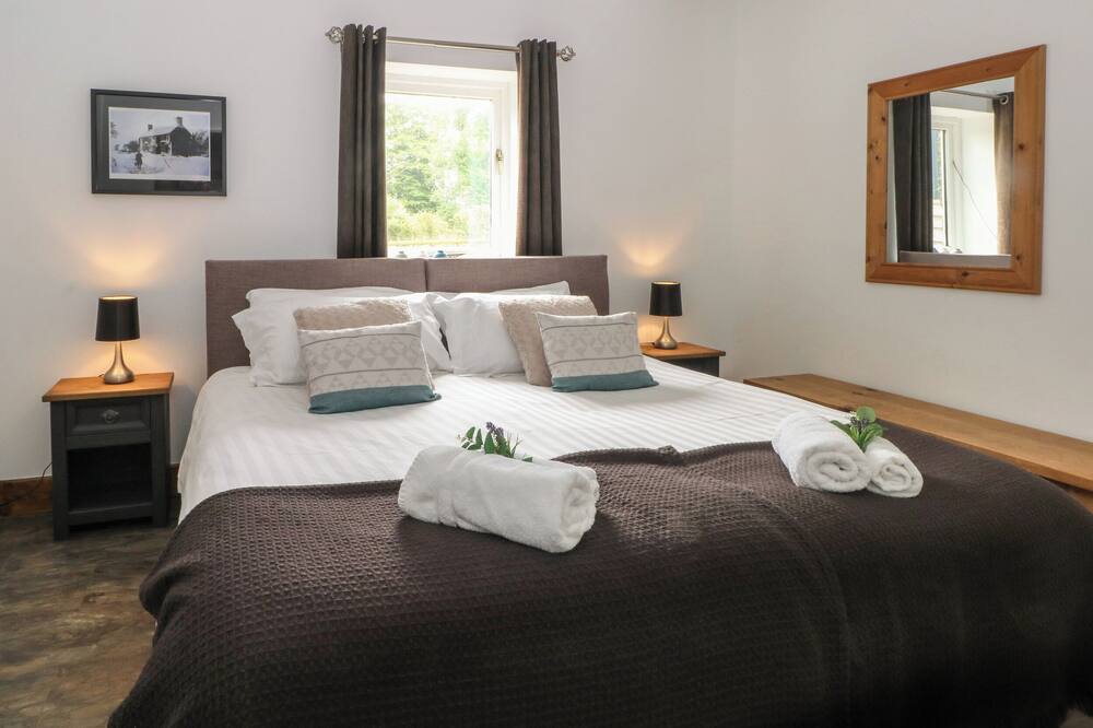 FOGGS BARN, family friendly, character holiday cottage in Leek