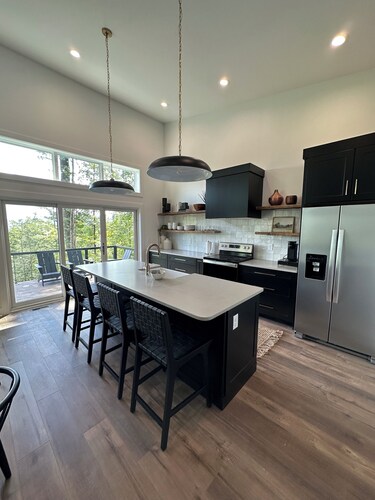 Luxury Mountain Home with Hot Tub and Stunning Views