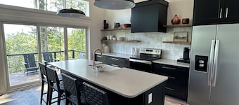 Luxury Mountain Home with Hot Tub and Stunning Views